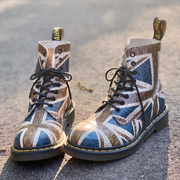 Dr. Martens Shoes - NWT DR DOC MARTENS UNION JACK DELANEY FLAG BOOTS 8